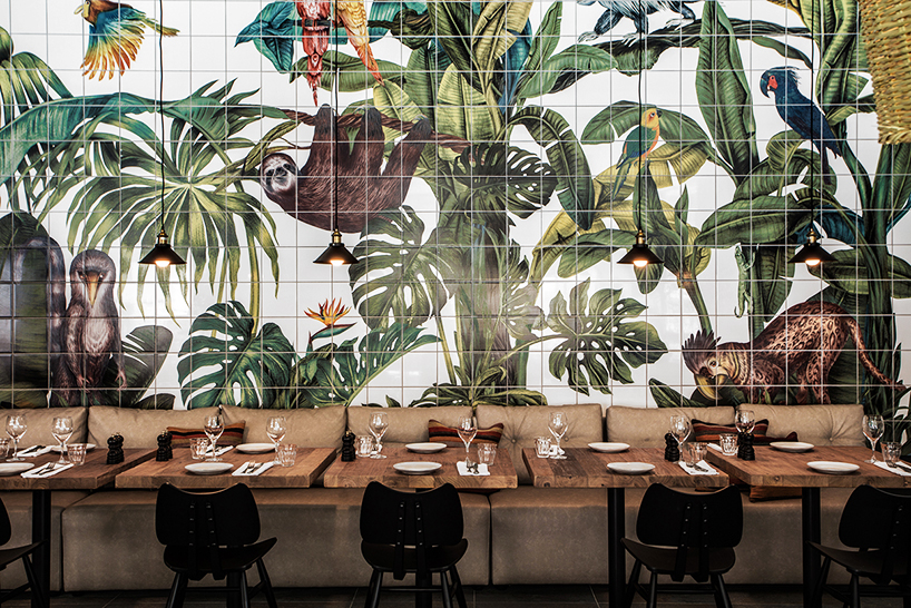 Large scale tiles