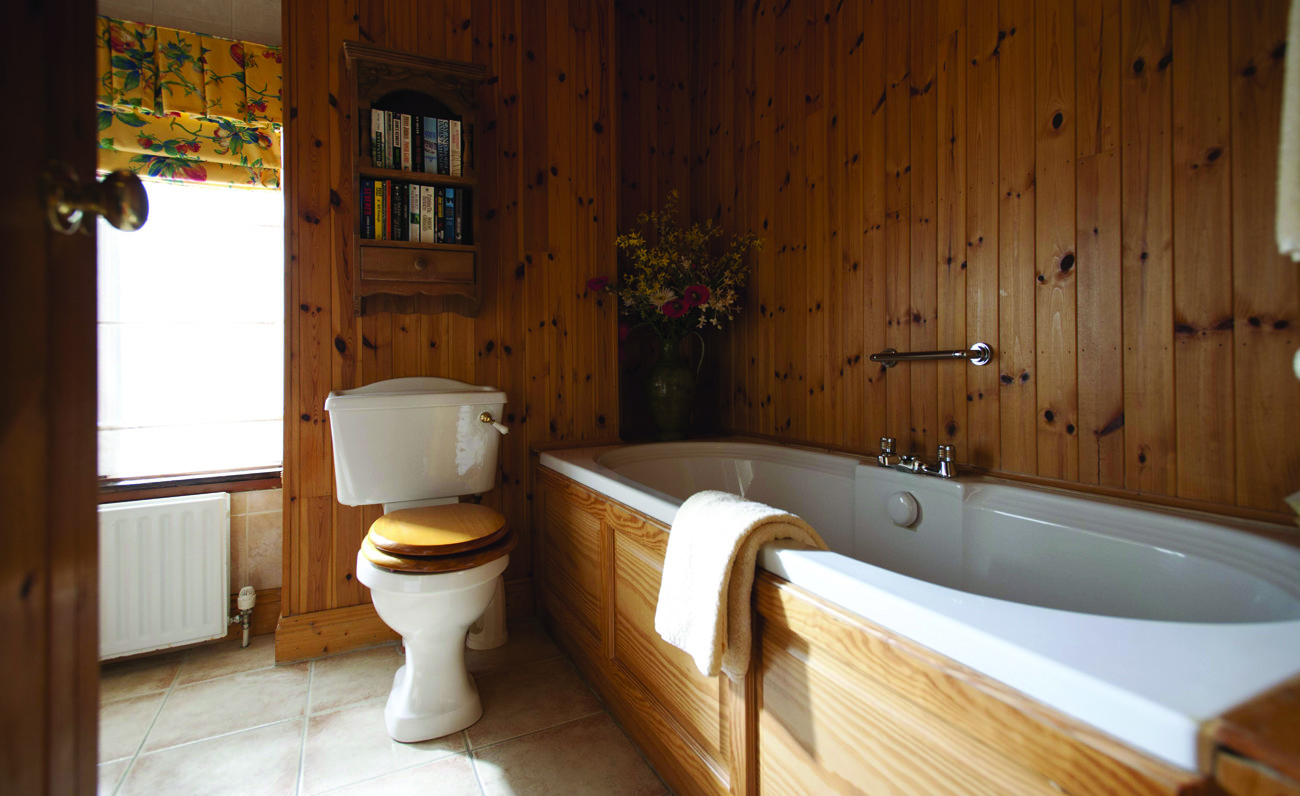 How to make a tiny bathroom look bigger