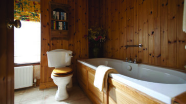 How to make a tiny bathroom look bigger