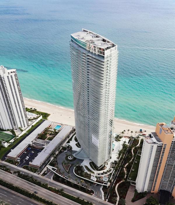 Residence by Armani / Casa