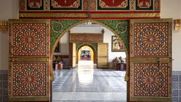 8 traditional design ideas of doors